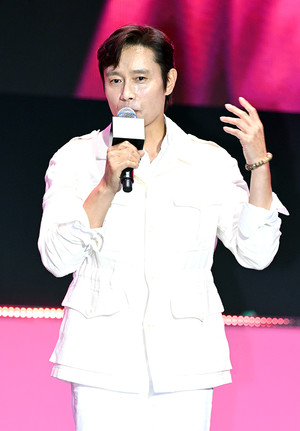 [포토] 이병헌 '오겜 많은 사랑 감사'