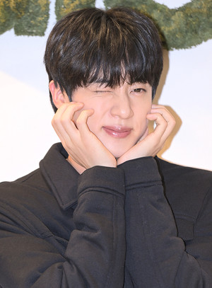 [포토] BTS 진 '꽃받침 윙크 콤보'