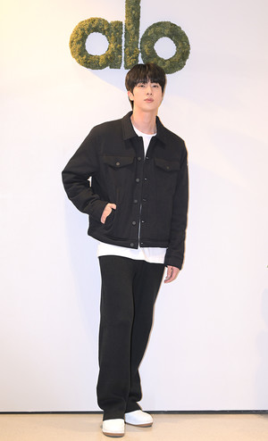[포토]  BTS 진 '심플 패션에도 빛나네'