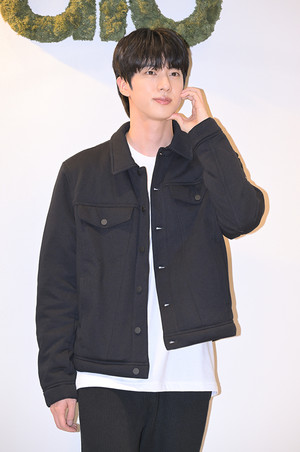 [포토] BTS 진 '사랑에 빠지는 순간'
