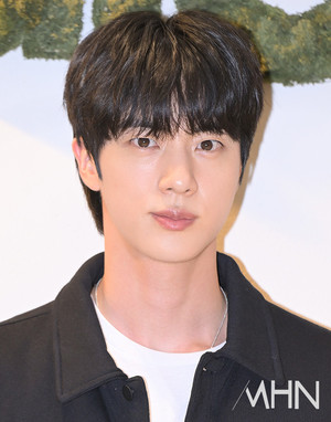韩国顶级K-POP明星齐聚首尔亮相旗舰店开业盛典