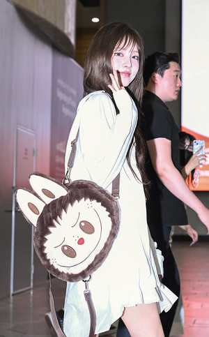 [포토] 아이브 리즈 '인형 가방과 출국'