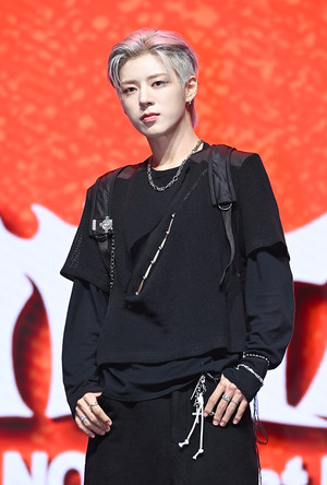 [포토] 나우즈 진혁 '진한 잘생김'