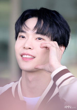 '기부돌' 도영, 음방 1위 공약 지켰다...1억 기부하며 "시즈니 사랑 덕분"