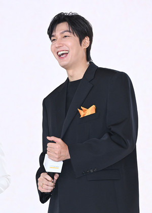 [포토] 이민호 '환영 인사에 빵 터졌어'