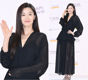 전지현, 173㎝ 美친 비율로 완성했어 '섹시함과 우아함이 공존하는 블랙 시스루'