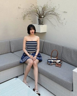 Minnie Captivates with Chic Summer Bob in Effortlessly Stylish SNS Update