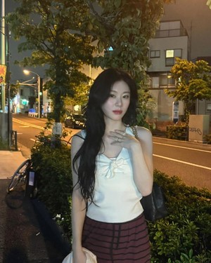 崔玲展现夏夜清新美 感性都市夜色中闪耀动人