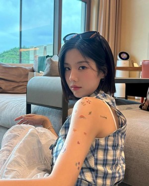 Kwon Eun-bi Exudes the Essence of Summer Style with Striking Body Painting