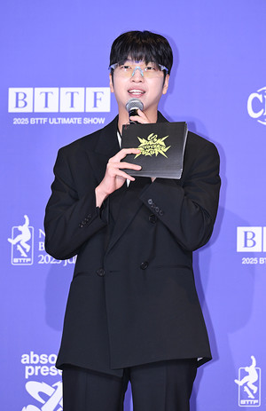 [포토] 유재필 '고 백 투 더 퓨처 컨셉 제대로'
