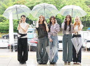 [포토] 피프피프티 '빗속의 요정들 하트'