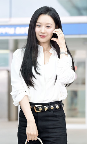 [포토] 김지원 '하트날리며 출국'