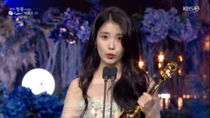 아이유, 드디어 '폭싹' 여우주연상에 '울컥'..."인생서 가장 큰 자랑"[청룡시리즈어워즈]