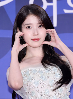 아이유, 청룡에 청순공주 등장 '국민여동생에서 국민여신으로'[MHN영상]