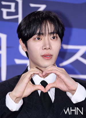 チュ・ヨンウ、青龍シリーズアワード新人男優賞を受賞「一生忘れられない賞」