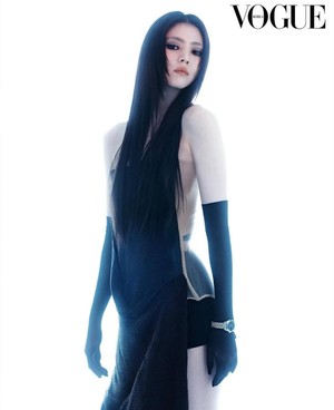 韩素希展现梦幻气场 黑色长裙写真如电影画面