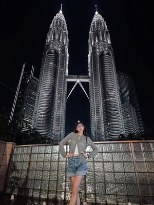 Sandara Park Shines in Kuala Lumpur, Capturing the Essence of a Traveler