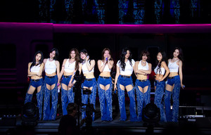 TWICE作为美国芝加哥Lollapalooza音乐节主舞台头牌，展现全球顶级女团气场