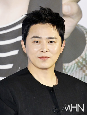 チョ・ジョンソク、職場リアリティ『会社員たち2』でカムバック―オフィスの爆笑サバイバル再び