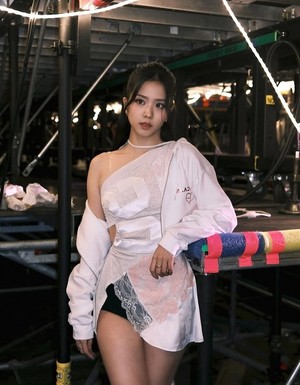 BLACKPINKジス、パリを魅了した“究極のビジュアル”…大胆なレースミニスカートで視線を独占
