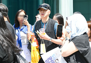 [포토] 위너 강승윤 '너무 가까이 몰린 팬들'