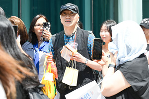 [포토] 위너 강승윤 '핸드폰에 담기 바쁜 팬들'