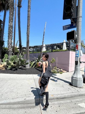 Jeon Soyeon Captures a Cinematic Moment Under the Summer Sun with Bold Black Mini Look