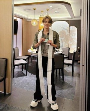 엔시티 샤오쥔, 하이디라오 통째 대관해 팬 240명 초대?...'영수증 목도리' 화제