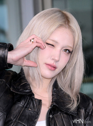 Jeon Somi Teases Transformation as Weathercaster in EP Sampler for ‘Chaotic & Confused’