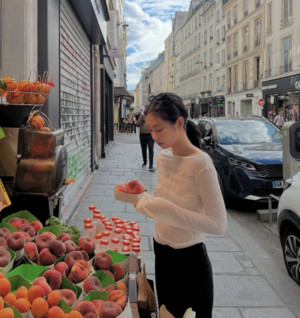 Jennie Showcases Effortless 'Girlfriend Look' in Paris, Perfecting the Art of Casual Chic