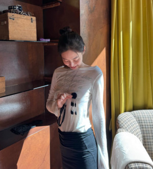 Jennie's "Did You Get Shot in the Head?" T-Shirt Tops Fashion Rankings Amid Online Buzz