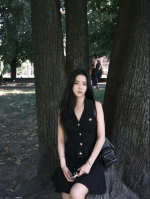 Jisoo以金色纽扣黑色连衣裙现身米兰公园，展现克制优雅之美