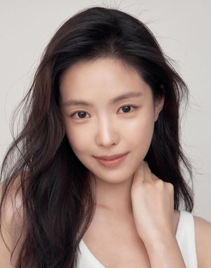 Son Na-eun Captivates with Effortless ‘Denim-on-Denim’ Look in New Profile Snapshots