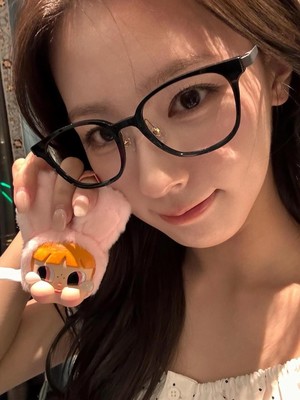 (G)I-DLEミヨン、眼鏡の少女からオールバック女神へ…“180度変身”にファン熱狂