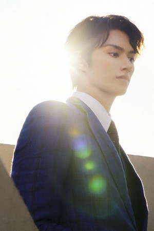 成龙与SEVENTEEN成员文俊辉强强联手，《捕风追影》9月上映掀起麻辣动作风暴