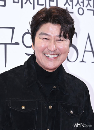 송강호, 지드래곤과 식구 됐다...갤럭시코퍼레이션 1호 배우 합류