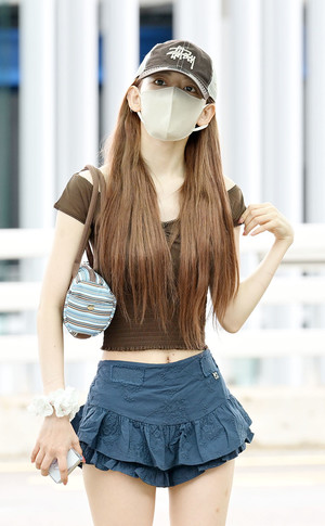 [포토] 르세라핌 사쿠라 '눈만 빼꼼'