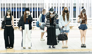 [포토] 르세라핌 '모자와 마스크는 필수'