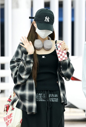 [포토] 르세라핌 홍은채 '앞은 안보여도 인사'