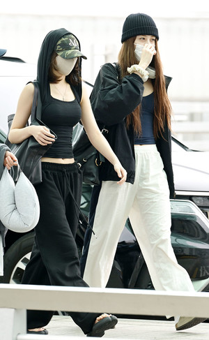 [포토] 르세라핌 김채원-허윤진 '계절 알 수 없는 패션'