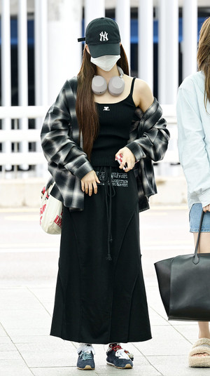 [포토] 르세라핌 홍은채 '얼굴은 보여줄 수 없어요'