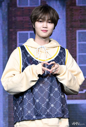 YOUNITE’s Eunho Suffers Sexual Harassment by Local Fan in Brazil; Apologies Pour in From Brazilian Fans