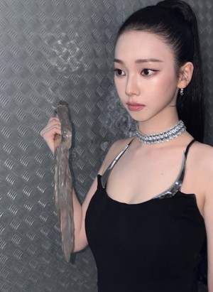 Karina以“氛围板”造型引领2025时尚趋势，诠释未来感风潮