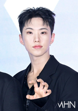 세븐틴 호시, 캐나다구스와 함께한 하퍼스 바자 디지털 커버 장식