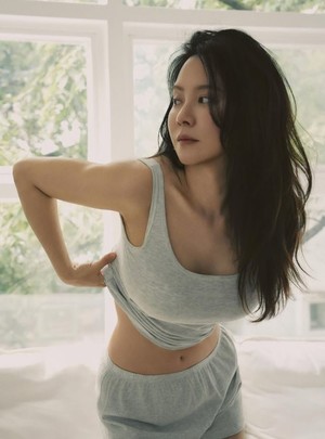 '7억 슈퍼카' 위해...송지효, '글래머' 강조 속옷 입고 홍보 '열일'