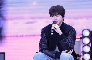강다니엘, 데뷔 7년 만에 중국 첫 팬미팅…떼창에 눈물