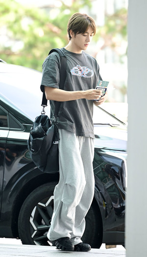 [포토] 더보이즈 현재 '편안한 패션으로 출국'
