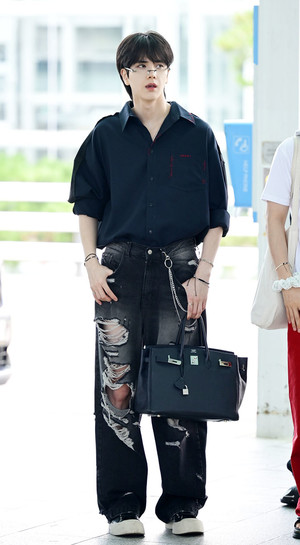 [포토] 더보이즈 영훈 '시원하게 찢어진 바지'