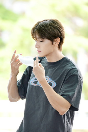 [포토] 더보이즈 현재 '마스크 쓰는 남자'