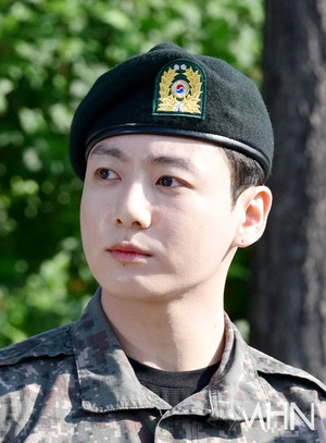 BTS 컴백 쉽지 않네...지민 열애설 이어 정국 사생팬 피해 호소